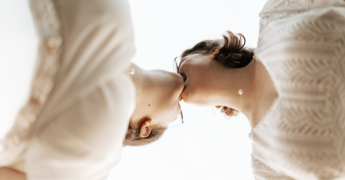 découvrez la magie du premier baiser, un moment unique et inoubliable plein d'émotions et de sensations. revivez cette expérience romantique qui marque le début d'une histoire d'amour.