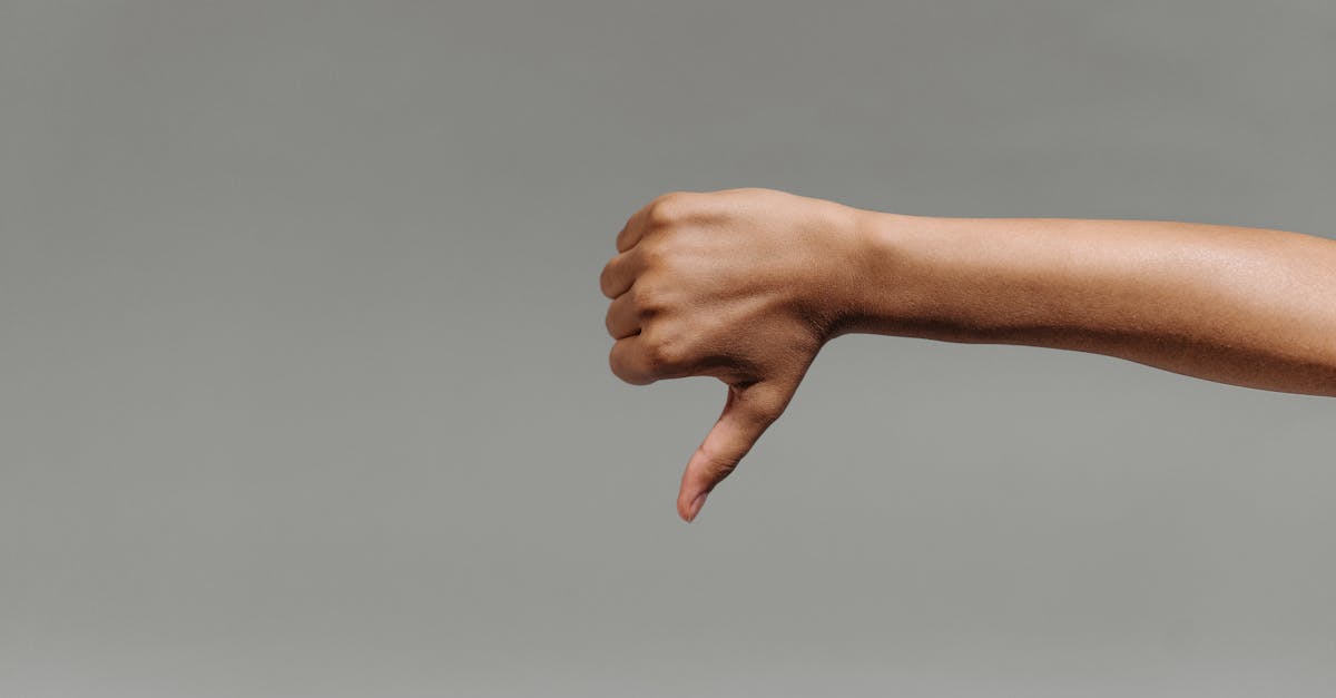 découvrez l'univers fascinant de la communication non verbale, un langage universel qui exprime des émotions et des intentions sans mots. apprenez à décoder les gestes, les mimiques et les postures pour améliorer vos interactions personnelles et professionnelles.