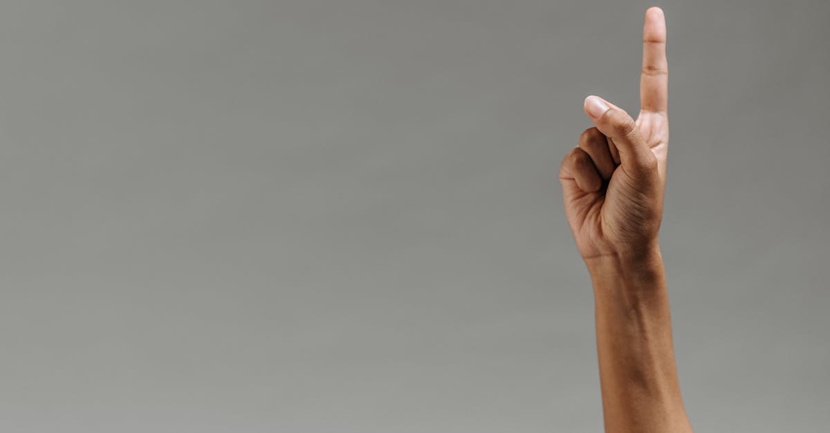 découvrez l'importance du nonverbal dans la communication. apprenez comment vos gestes, expressions faciales et postures influencent les interactions humaines et renforcent ou contredisent vos mots.