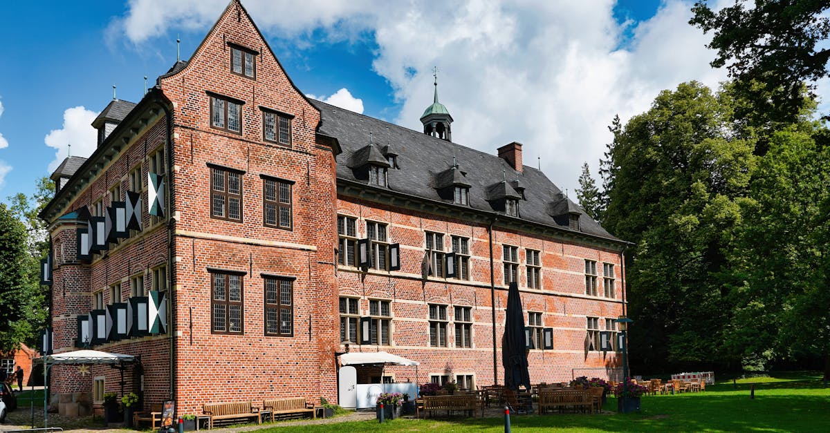 découvrez la signification et les utilisations du mot 'charm' : symbole d'attraction, de chance et d'élégance dans la langue française et la culture populaire.