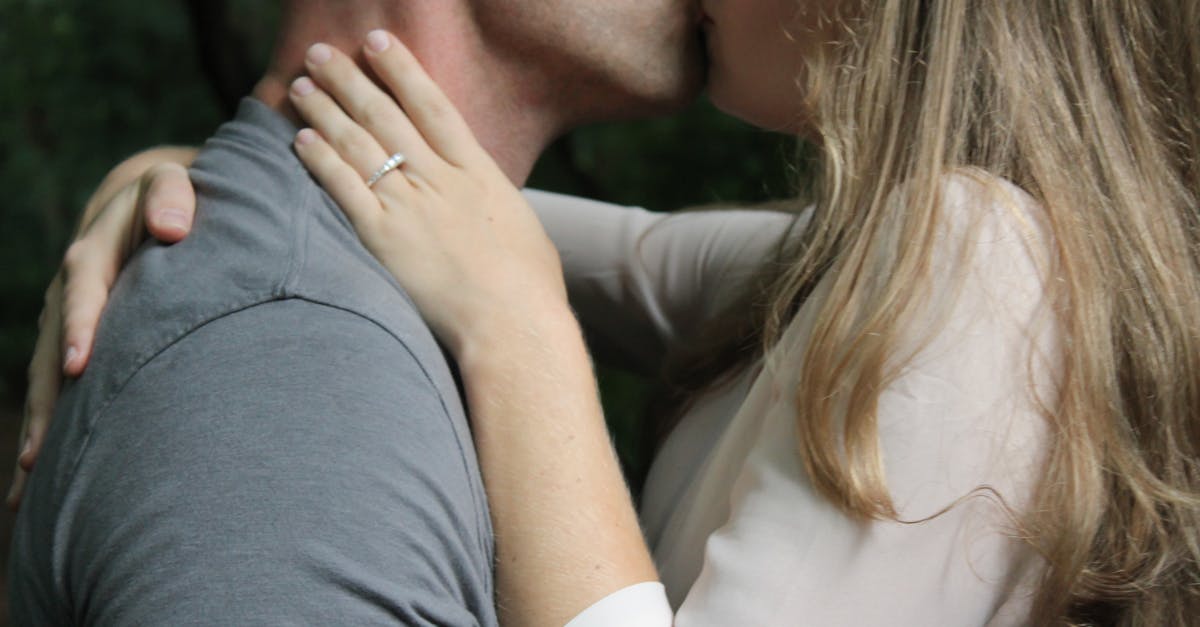 découvrez la signification, l'histoire et les différentes formes du baiser, symbole universel d'affection, à travers cet article complet dédié au geste tendre qu'est le kiss.