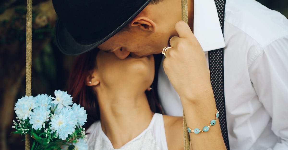 découvrez tout sur le kiss : signification, origines, types de baisers et leur importance dans les relations amoureuses. conseils et astuces pour un baiser parfait.