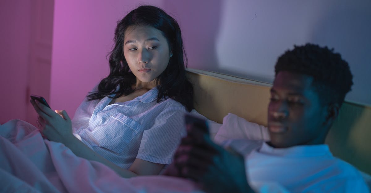 découvrez les causes et les effets de la jalousie, ainsi que des conseils pour la gérer et préserver vos relations.