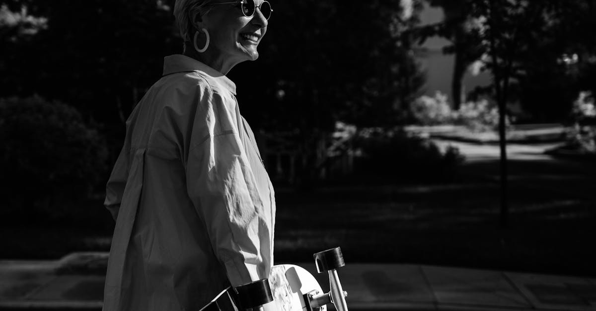 découvrez un profil souriant qui reflète joie et positivité, parfait pour créer une première impression chaleureuse et accueillante.