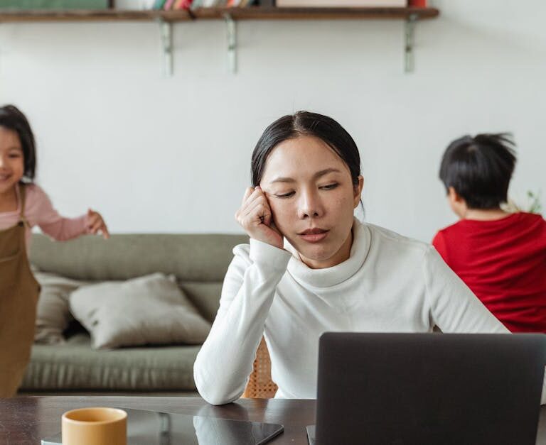 Naviguer entre l’amour et la vie professionnelle : conseils pour un équilibre réussi