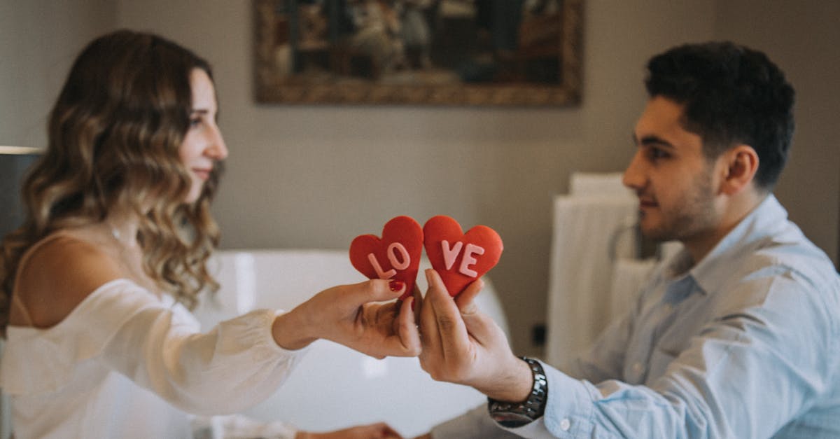 découvrez comment conquérir le cœur d'un homme romantique grâce à des conseils sincères et des gestes attentionnés pour construire une relation durable et pleine d'amour.