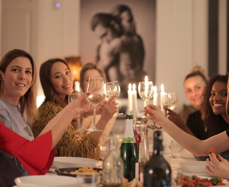 Organiser un dîner chez soi : astuces pour impressionner sans risquer l&rsquo;intoxication