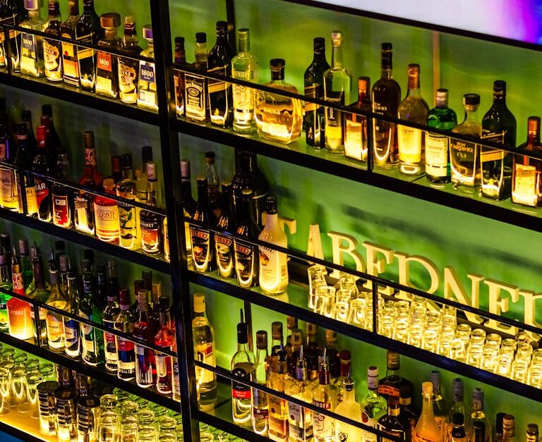 Laveries et gares : des endroits surprenants où se cachent des bars inattendus !