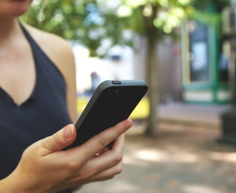 Quand le texto s&rsquo;invite dans la relation : simplement, intensément ou avec passion ?