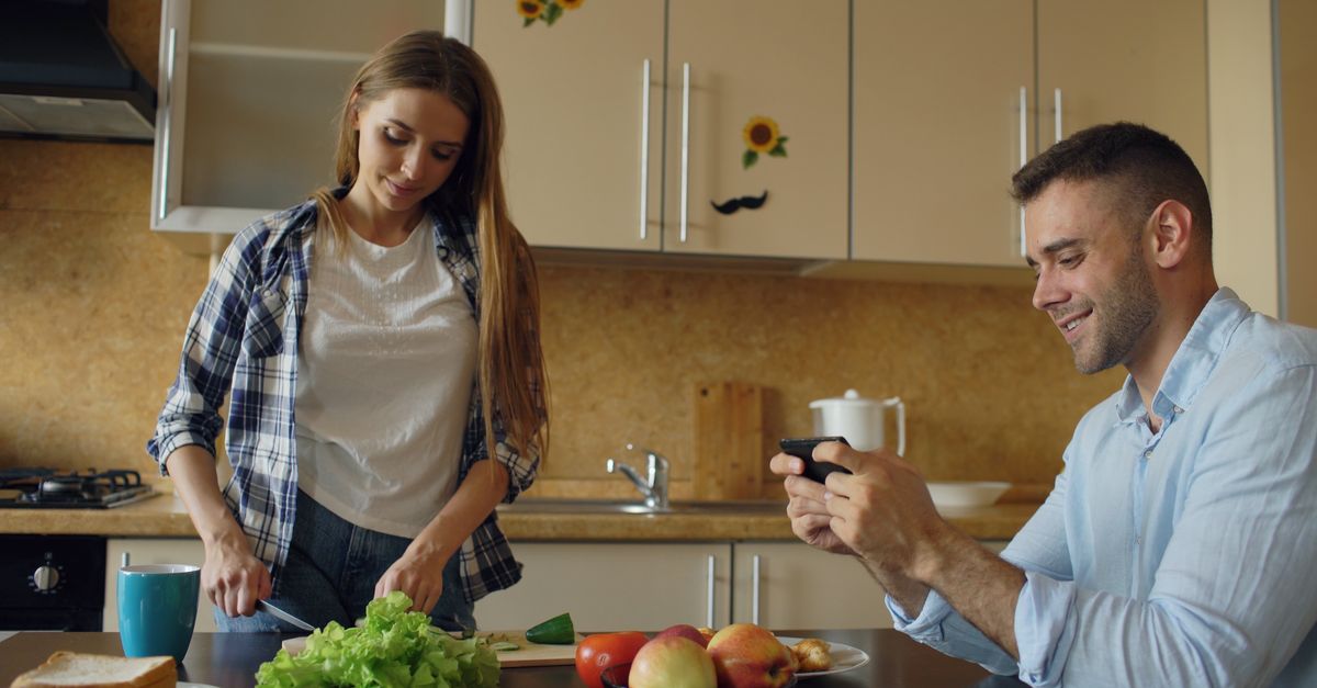 découvrez les signes qui montrent qu'il est intéressé et apprenez à reconnaître ses intentions grâce à nos conseils pratiques.