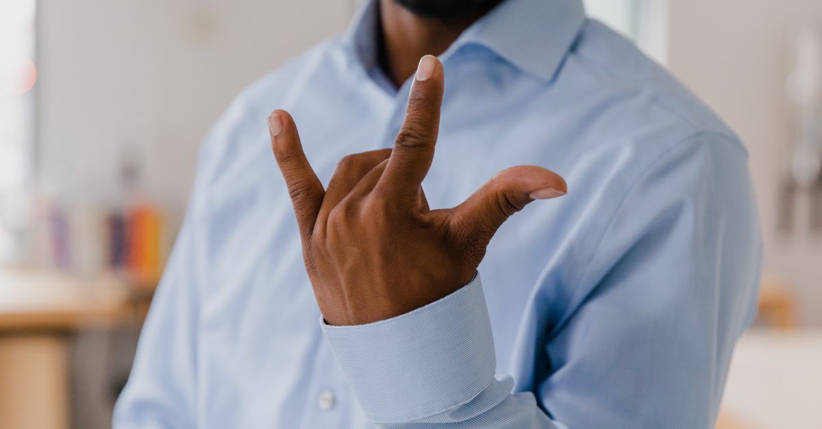 découvrez les signaux du langage corporel qui révèlent l'attirance, pour mieux comprendre les gestes et expressions qui trahissent l'intérêt et le désir.