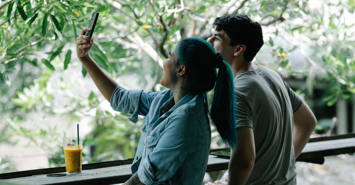 découvrez des idées et astuces pour prendre des selfies de couple parfaits, capturant vos moments complices avec style et naturel.