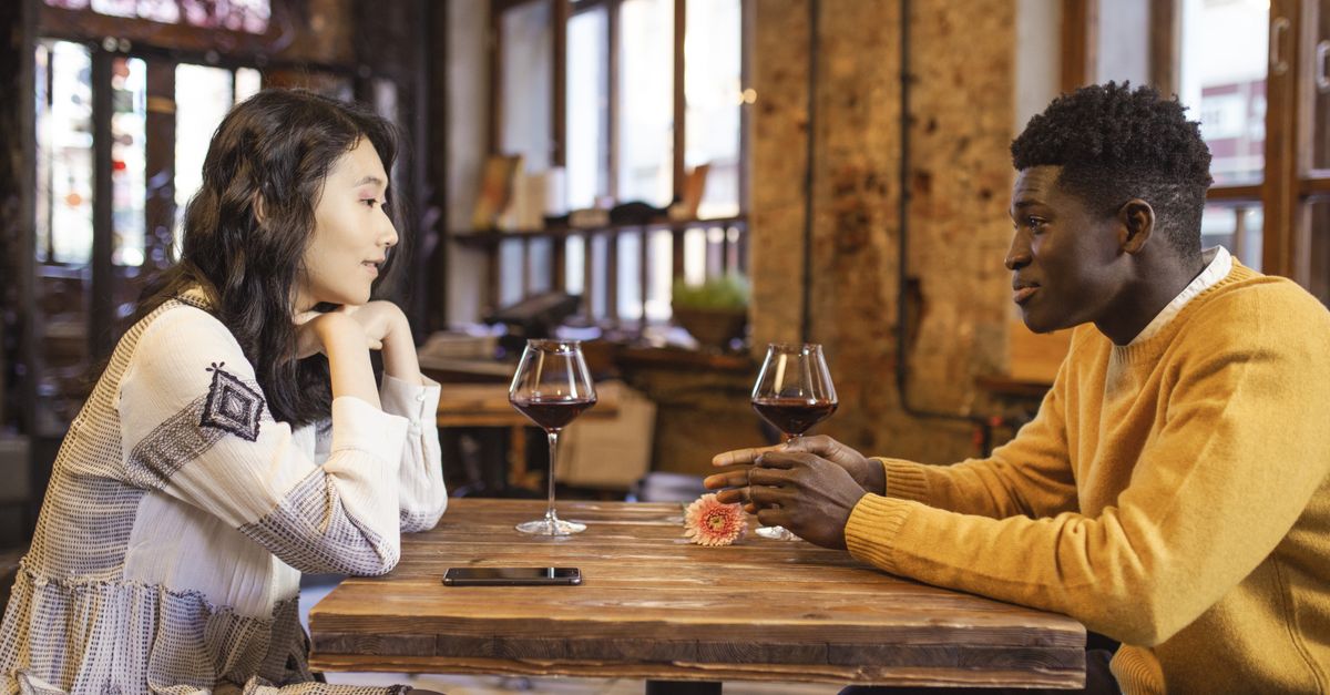 découvrez comment gérer un premier rendez-vous sans invitation formelle : conseils et astuces pour réussir ce moment important en toute simplicité.