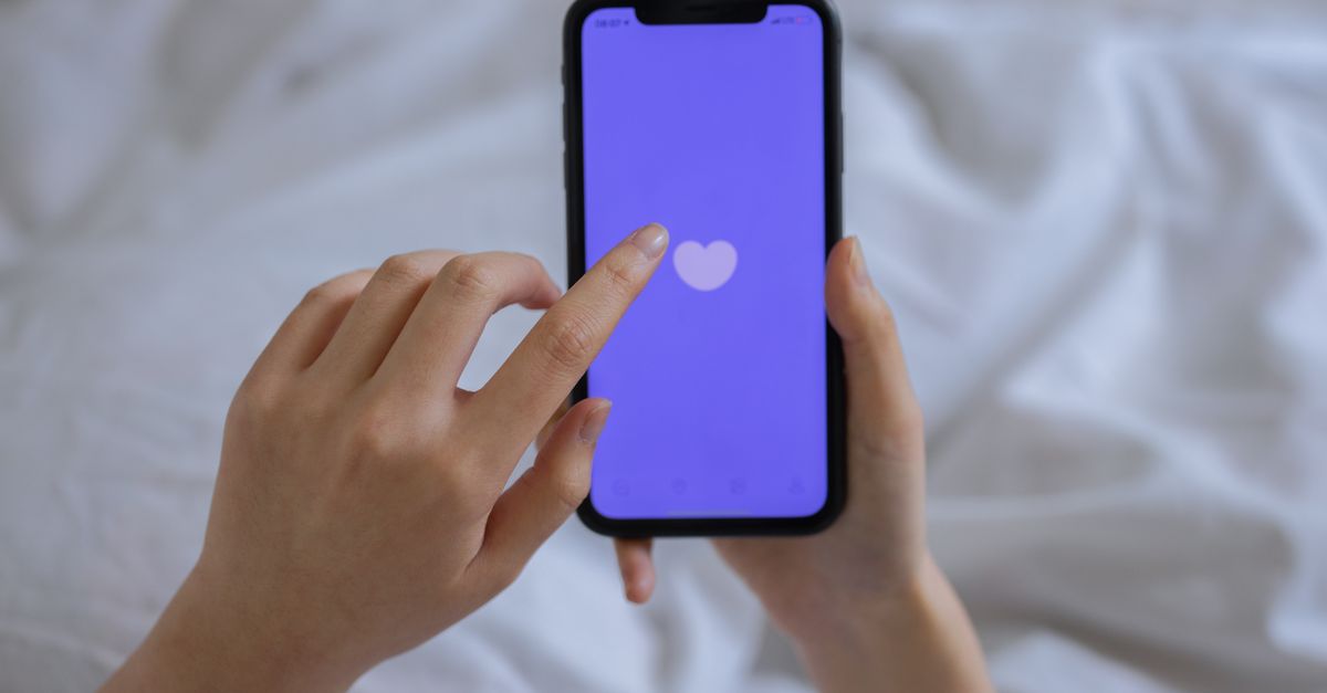 découvrez comment les réseaux sociaux influencent les relations amoureuses et retrouvez des conseils pour naviguer l'amour à l'ère numérique.
