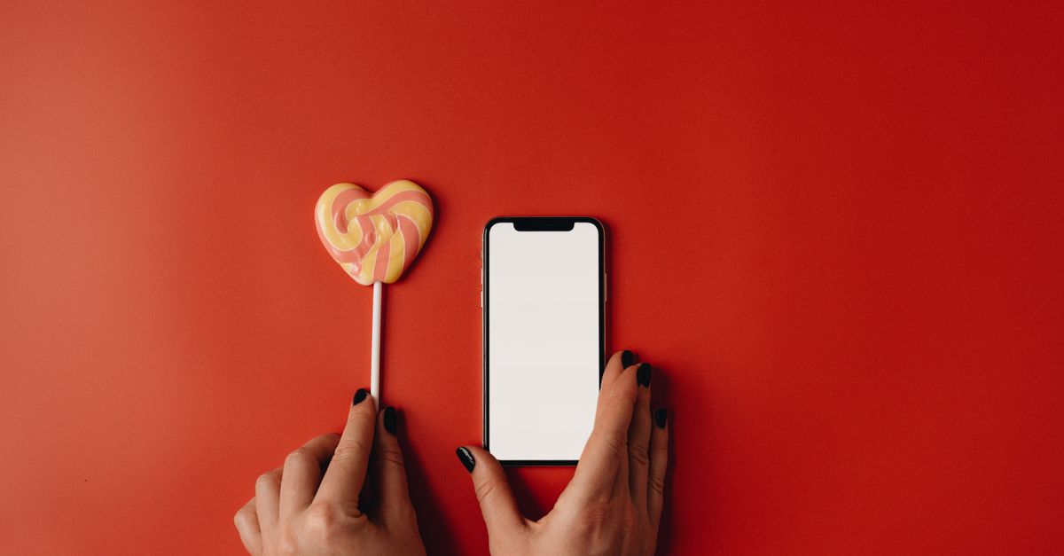 découvrez comment les réseaux sociaux influencent les relations amoureuses et naviguez avec succès dans le monde moderne de l'amour connecté.