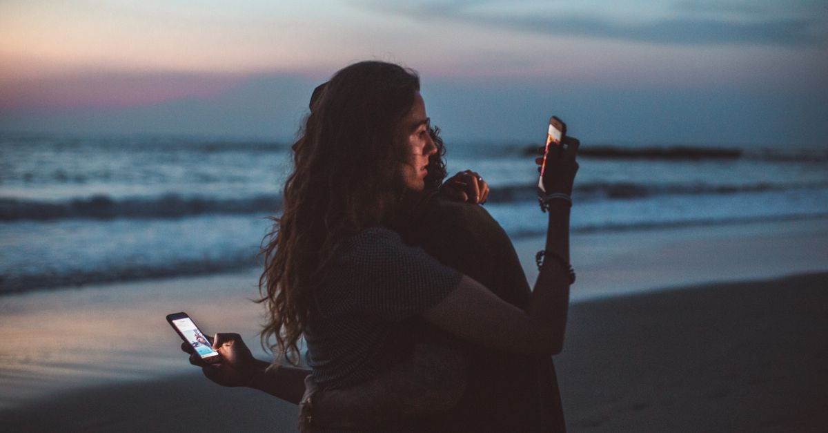 découvrez l'impact des réseaux sociaux sur les relations amoureuses et comment naviguer dans le monde complexe de l'amour à l'ère numérique.
