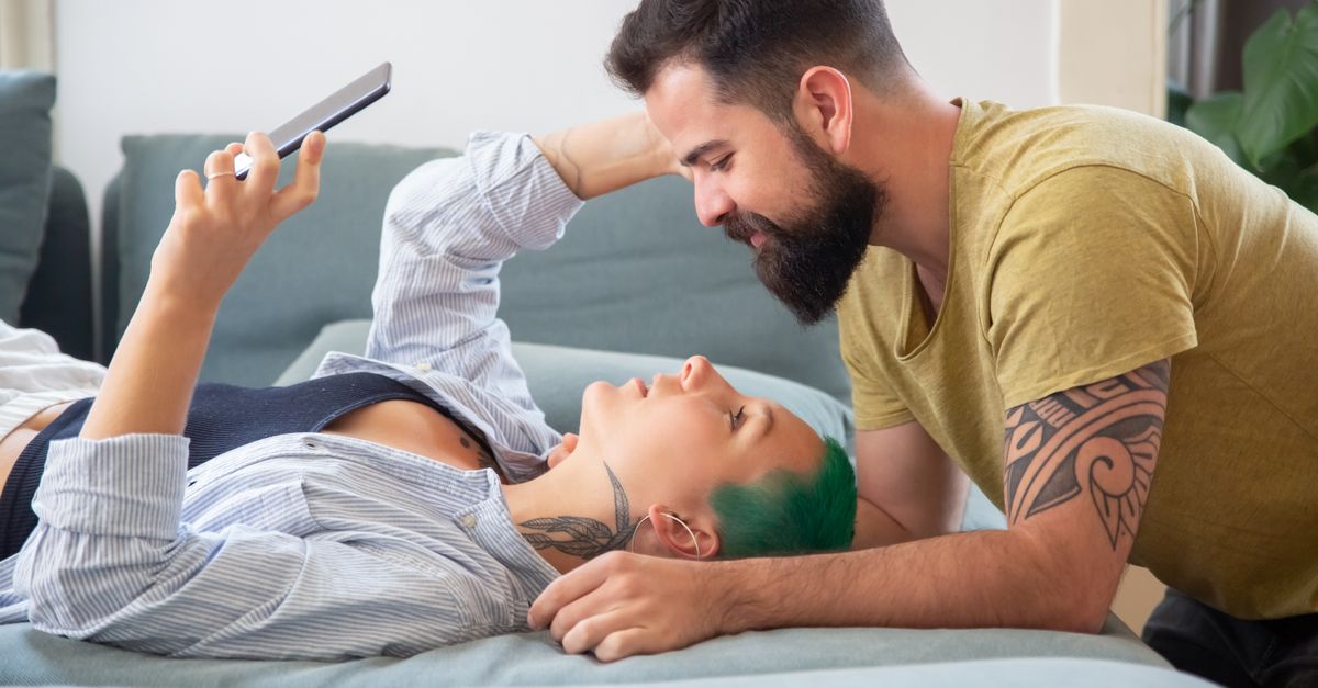 découvrez comment les réseaux sociaux influencent les relations amoureuses, entre connexions numériques et émotions réelles.