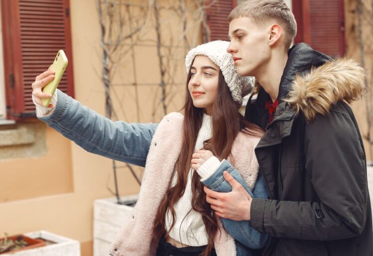Les réseaux sociaux et l’amour : une relation harmonieuse ou complexe ? Les réseaux sociaux et l’amour : une relation harmonieuse ou complexe ?