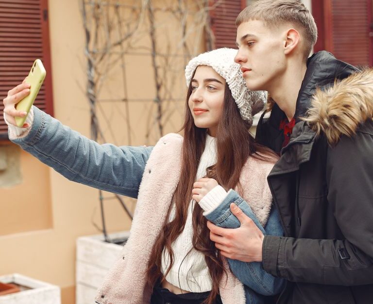 Les réseaux sociaux et l&rsquo;amour : une relation harmonieuse ou complexe ?