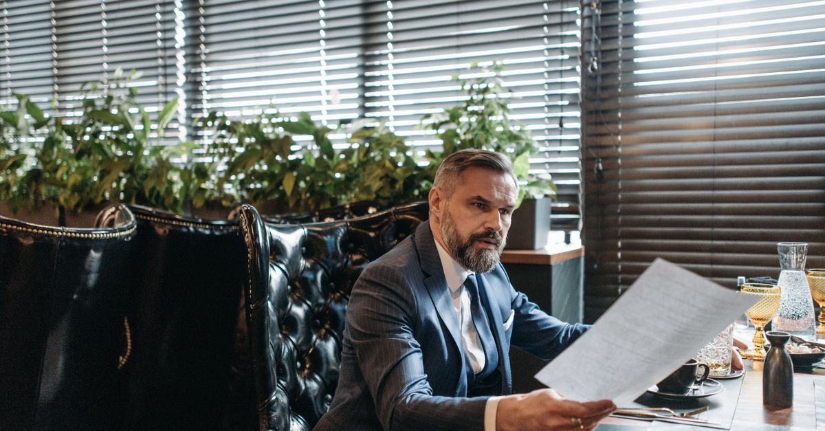 découvrez les critères essentiels qu'un homme doit respecter lors d'une réunion pour assurer efficacité, professionnalisme et impact positif.