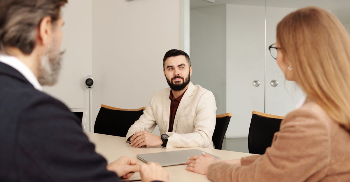 découvrez les critères essentiels pour un homme lors d'une réunion afin de maximiser son impact et son efficacité professionnelle.