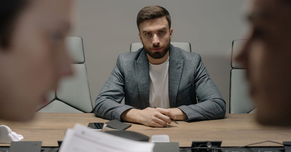 découvrez les critères essentiels qu'un homme doit maîtriser pour réussir efficacement ses réunions professionnelles.