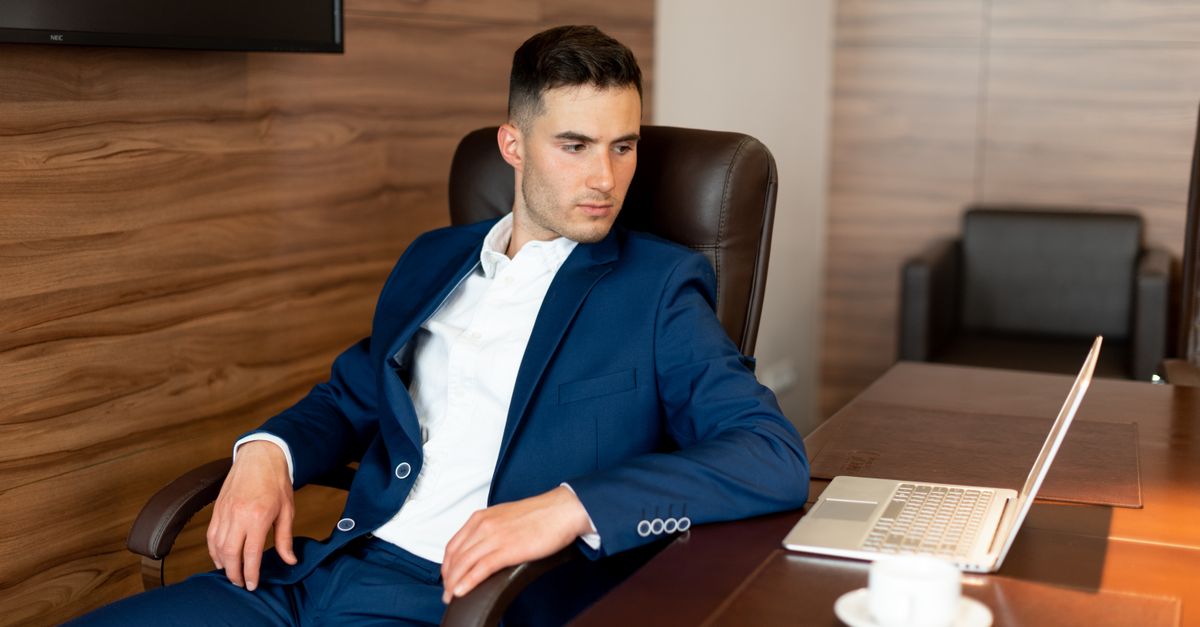 découvrez les critères essentiels qu'un homme doit respecter lors d'une réunion pour réussir et faire bonne impression.