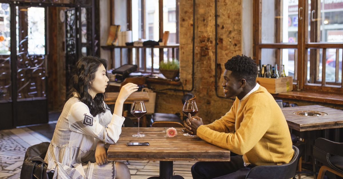 découvrez comment réussir votre première rencontre grâce à des conseils de communication efficaces pour créer une connexion authentique dès le premier rendez-vous.