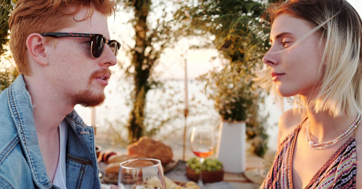 découvrez comment optimiser votre communication lors d'un premier rendez-vous pour créer une connexion authentique et réussir vos rencontres amoureuses.