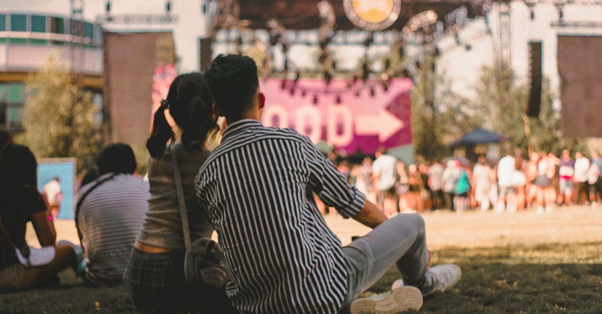 découvrez l'ambiance unique d'un premier rendez-vous lors d'un concert inoubliable, entre musique live et moments partagés.