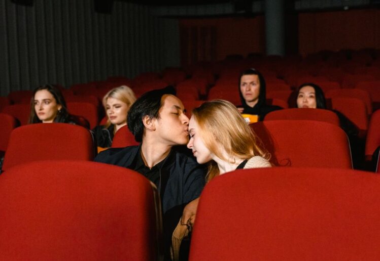 s’embarquer pour un concert en premier rendez-vous : une idée à double tranchant ?