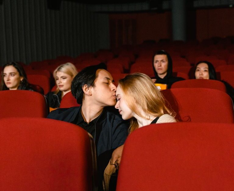 s’embarquer pour un concert en premier rendez-vous : une idée à double tranchant ?