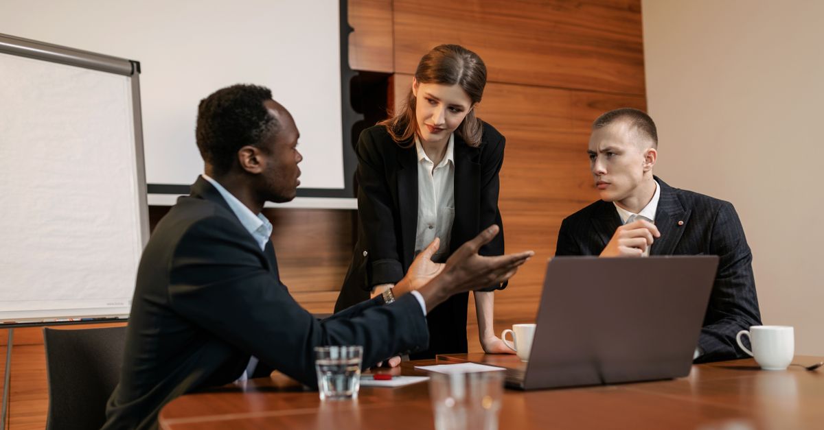 découvrez les techniques d'impression management pour améliorer votre image professionnelle et maîtriser la perception que les autres ont de vous.