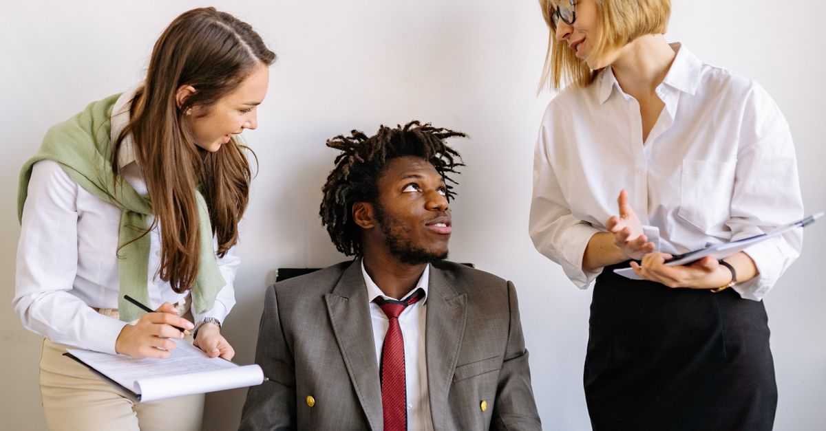 découvrez les techniques d'impression management pour contrôler et optimiser la perception que les autres ont de vous dans divers contextes professionnels et personnels.