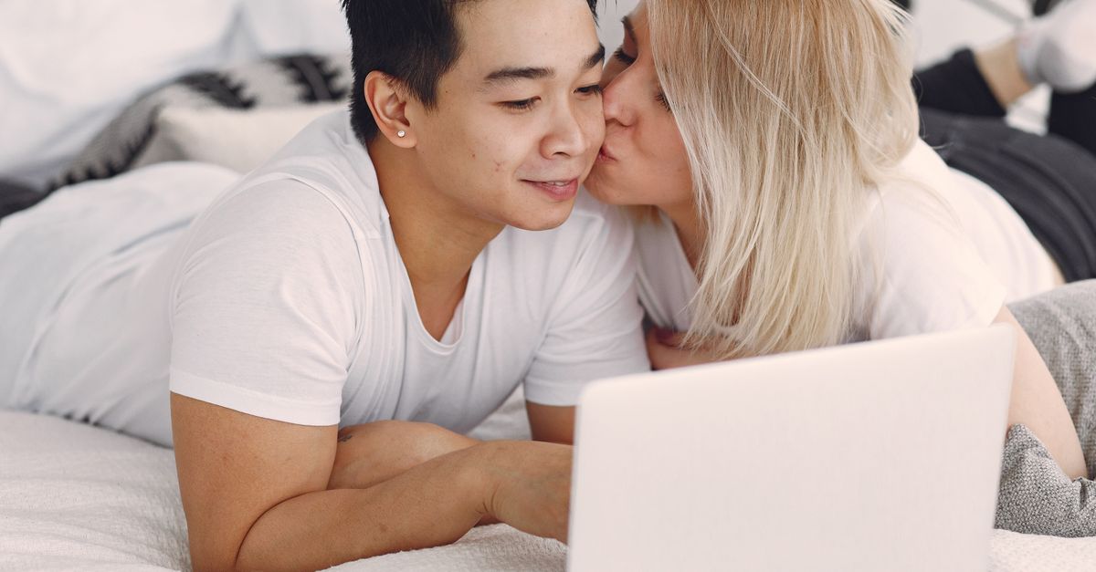 découvrez des conseils efficaces pour entretenir le désir et la complicité dans votre relation à distance.