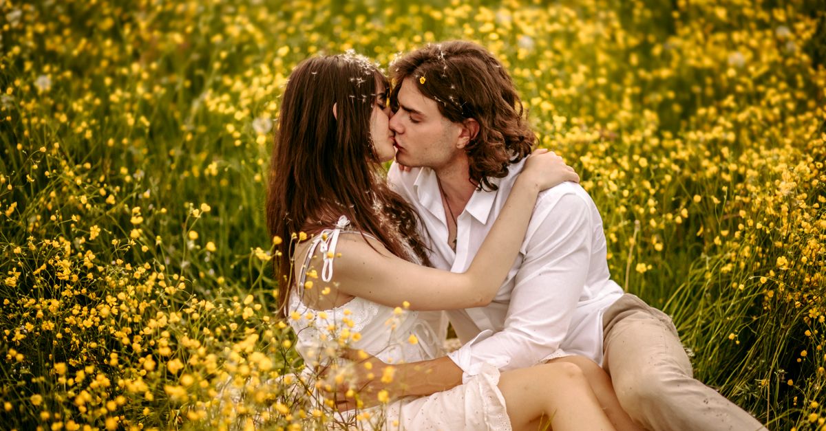 découvrez une histoire d'amour estivale passionnée et pleine de douceur, où chaque moment sous le soleil est une promesse de bonheur et de souvenirs inoubliables.