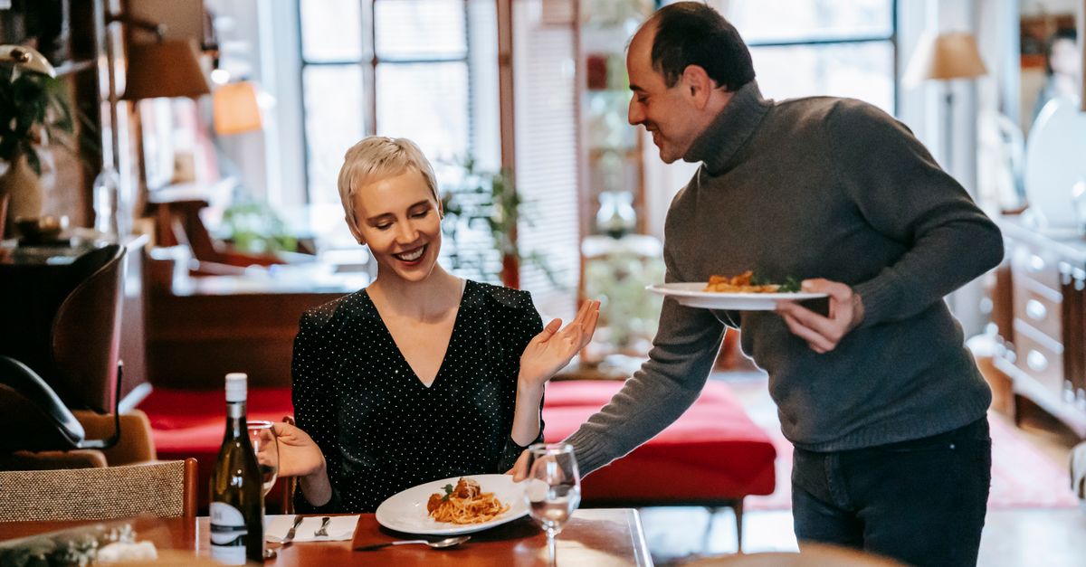 accueillez votre partenaire à la maison pour un premier rendez-vous inoubliable, alliant confort et ambiance chaleureuse.