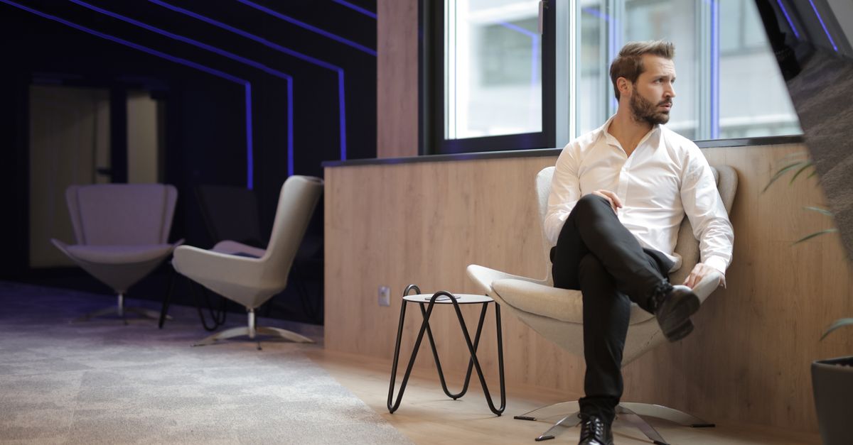 découvrez pourquoi certains hommes choisissent d'attendre avant d'agir, explorant les avantages de la patience et de la réflexion dans leurs prises de décision.