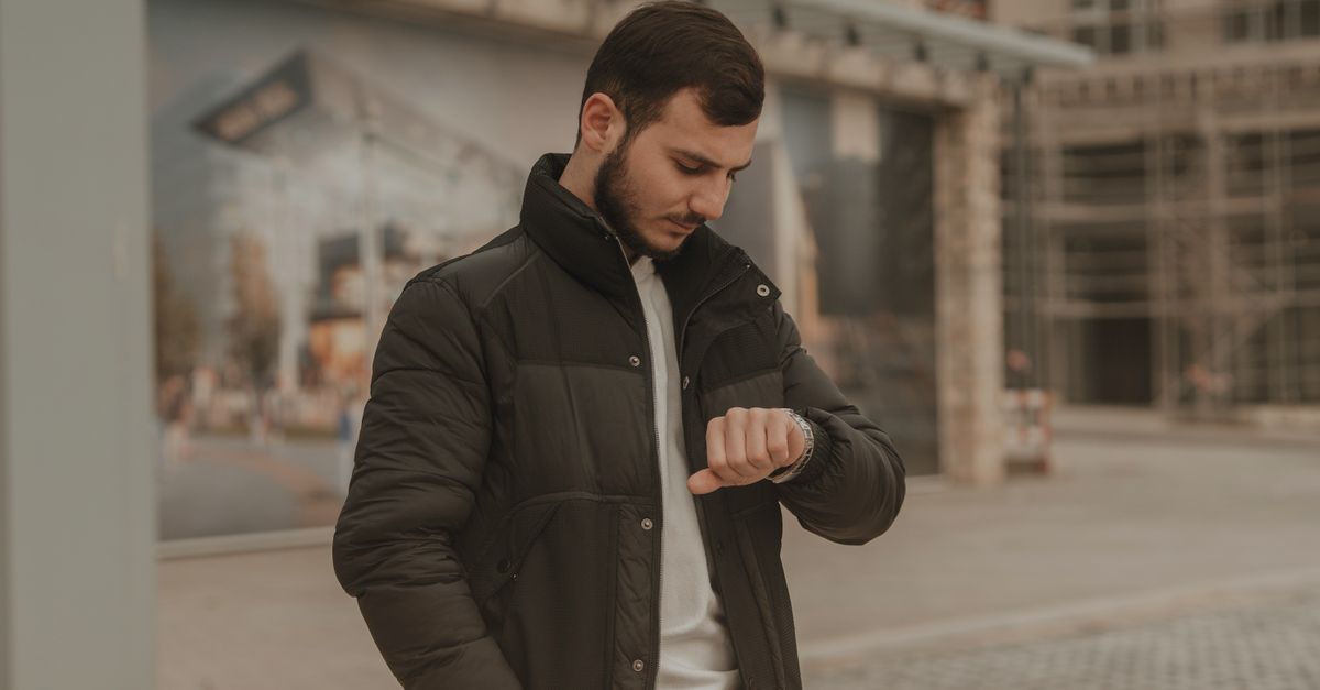 découvrez pourquoi certains hommes préfèrent attendre avant de passer à l'action, explorant patience, réflexion et prise de décision réfléchie.