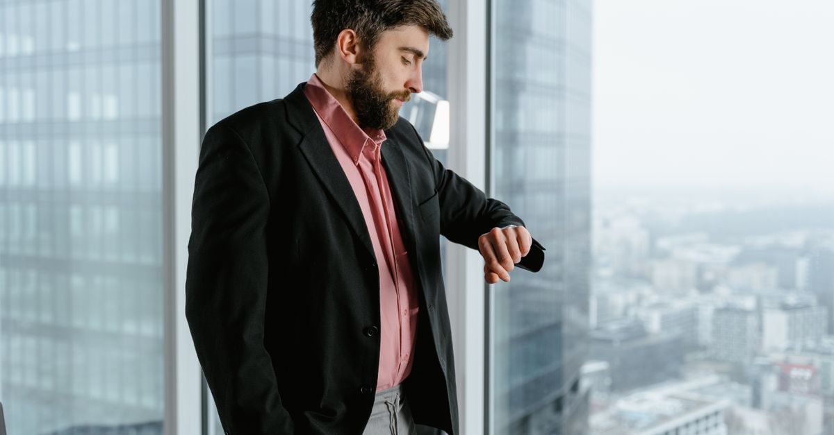 découvrez pourquoi certains hommes choisissent de patienter avant d'agir et comment cette approche peut influencer leurs décisions et leur succès.