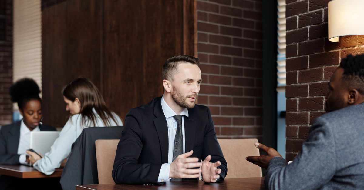 découvrez comment démarrer une conversation facilement et naturellement, en gagnant en confiance et en créant des échanges authentiques.