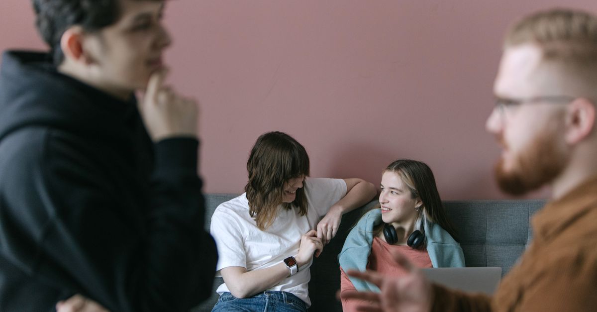 découvrez des astuces efficaces pour commencer une conversation facilement et engager des échanges enrichissants.