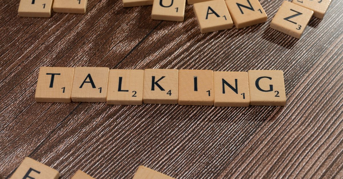 découvrez des astuces efficaces pour commencer une conversation naturellement et engager des échanges intéressants dès les premières minutes.